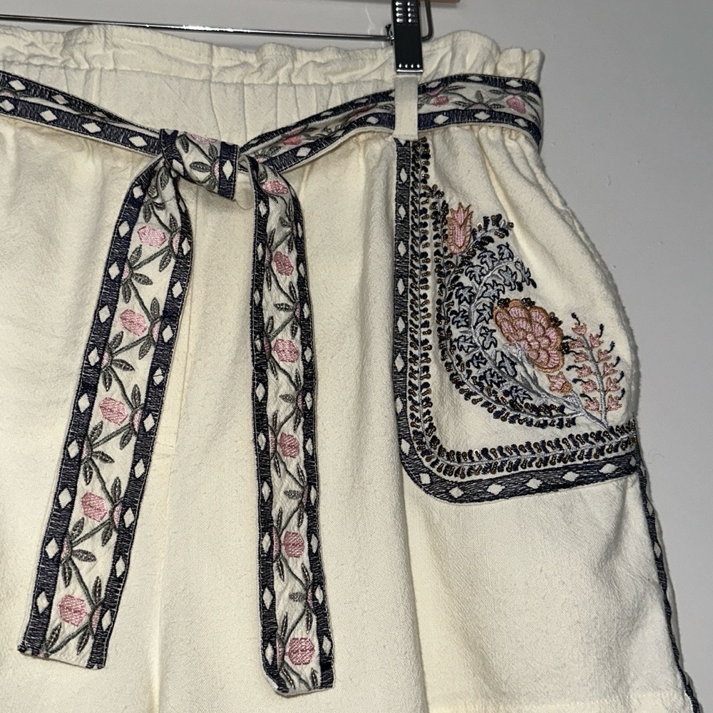 ANTHROPOLOGIE Annaleigh Embroidered Shorts in Ivory - Picture 4 of 10